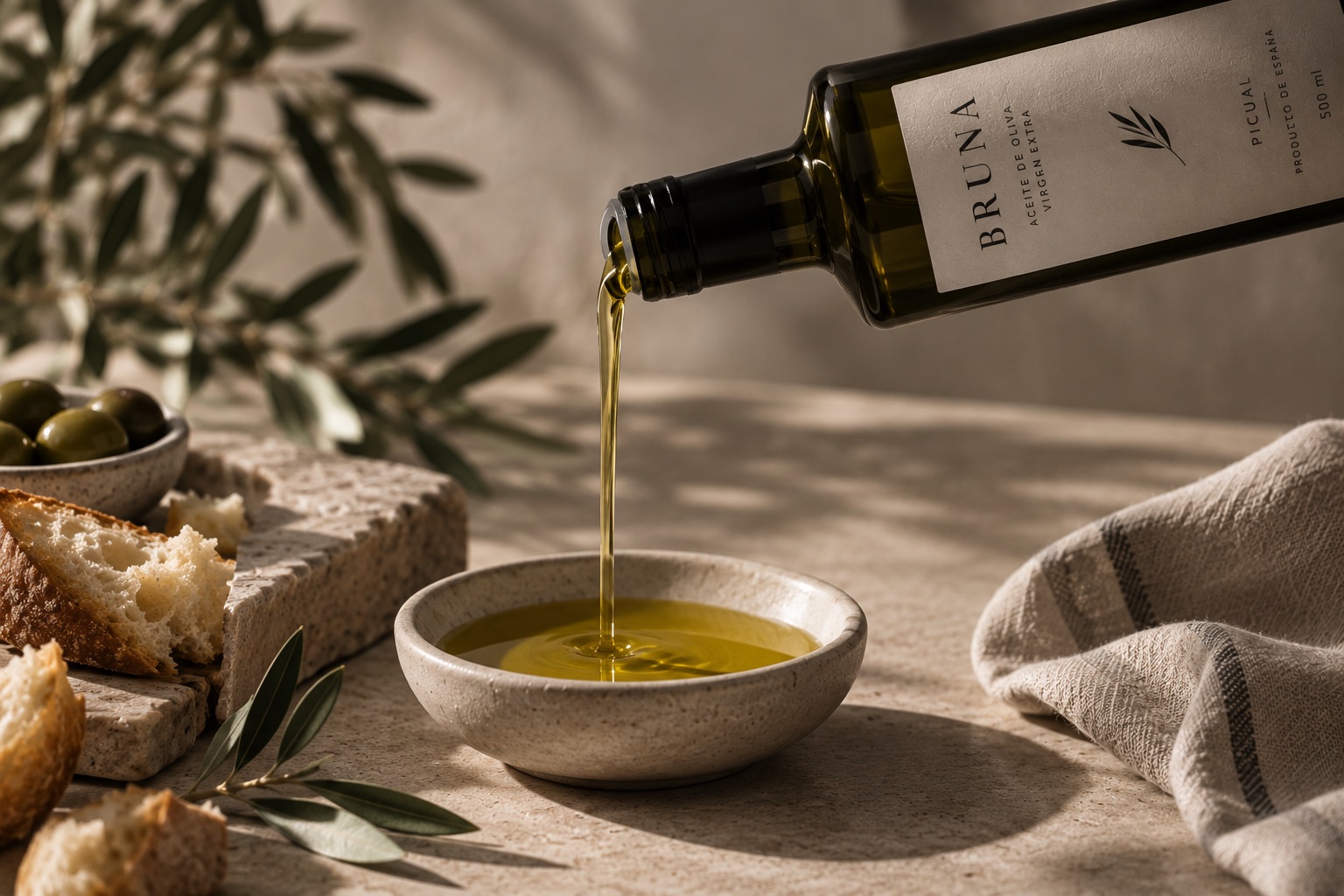 Aceite Bruna servido en una escena gastronómica mediterránea