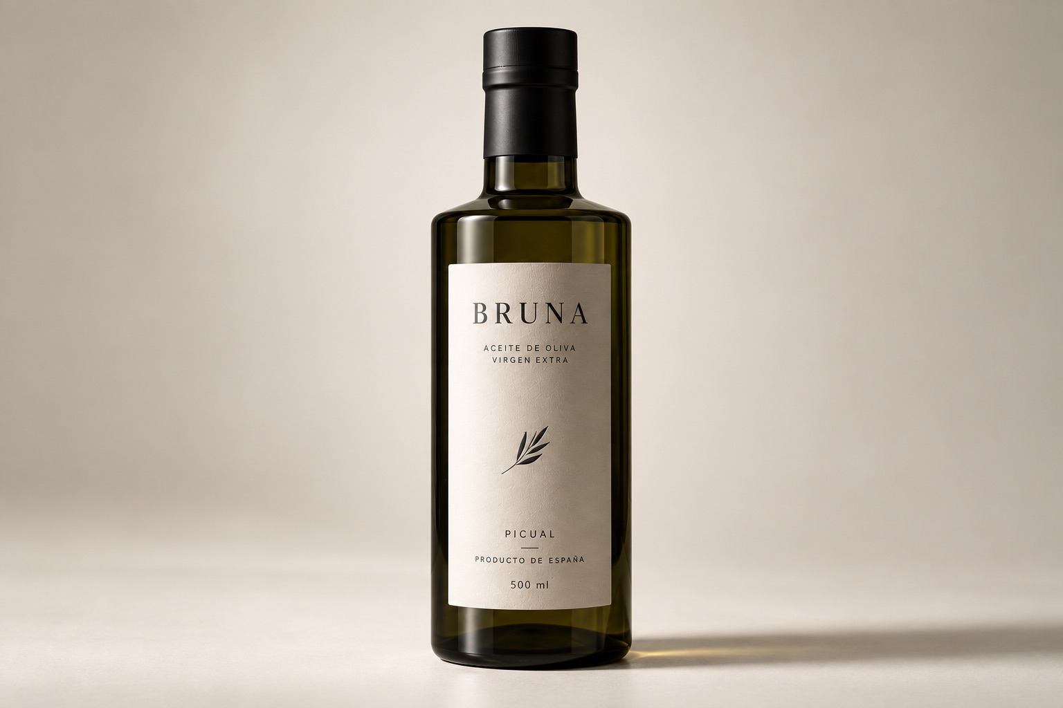 Fotografía de estudio de la botella de aceite Bruna