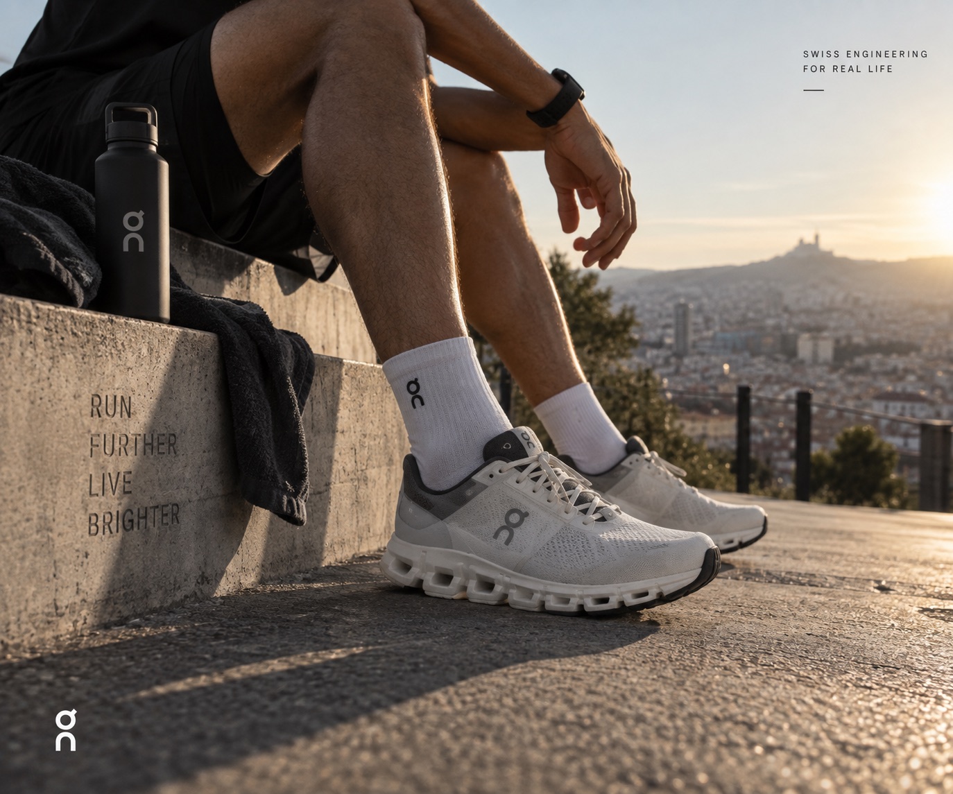 Zapatillas de running y botella deportiva en una campaña urbana